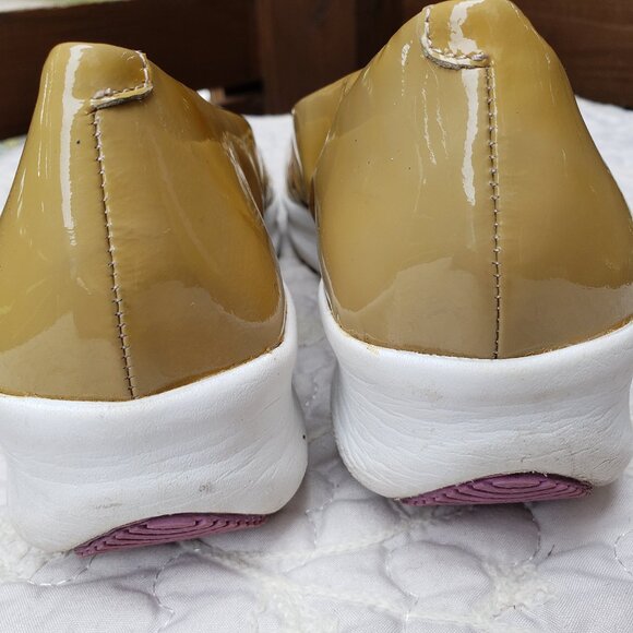 EUC EASY SPIRIT Esoroco Anti-Gravity Tan Patent Leather Wedge (9) - Picture 4 of 11